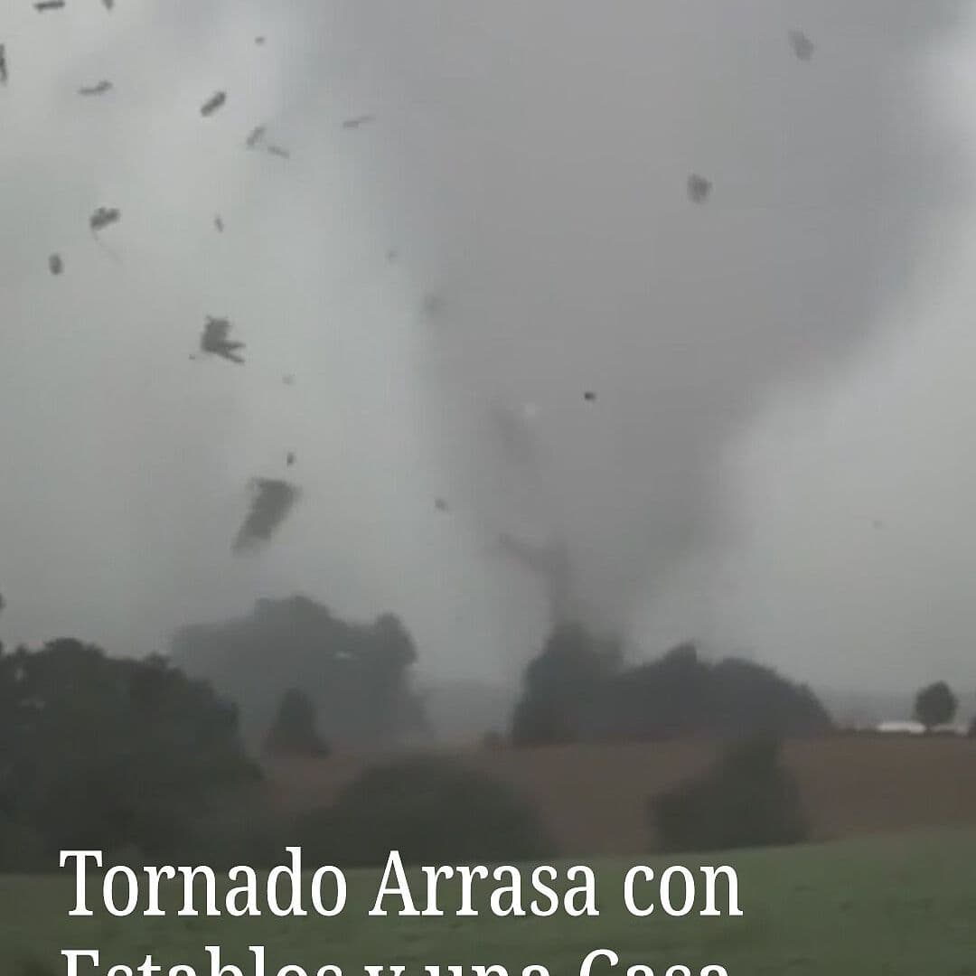 Tornado Arrasa con Establos y una Casa