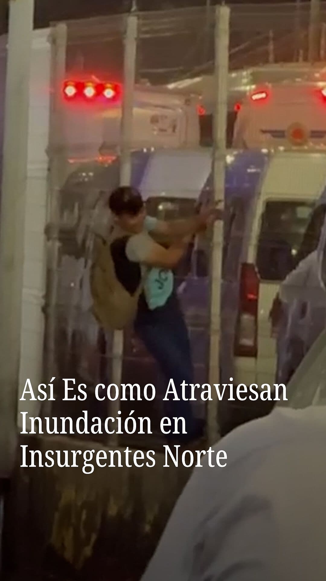 Así Es Como Atraviesan Inundación en Insurgentes Norte