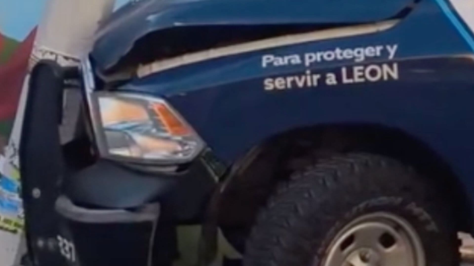 Patrulla Choca Con Poste en León Resultando Una Oficial Herida