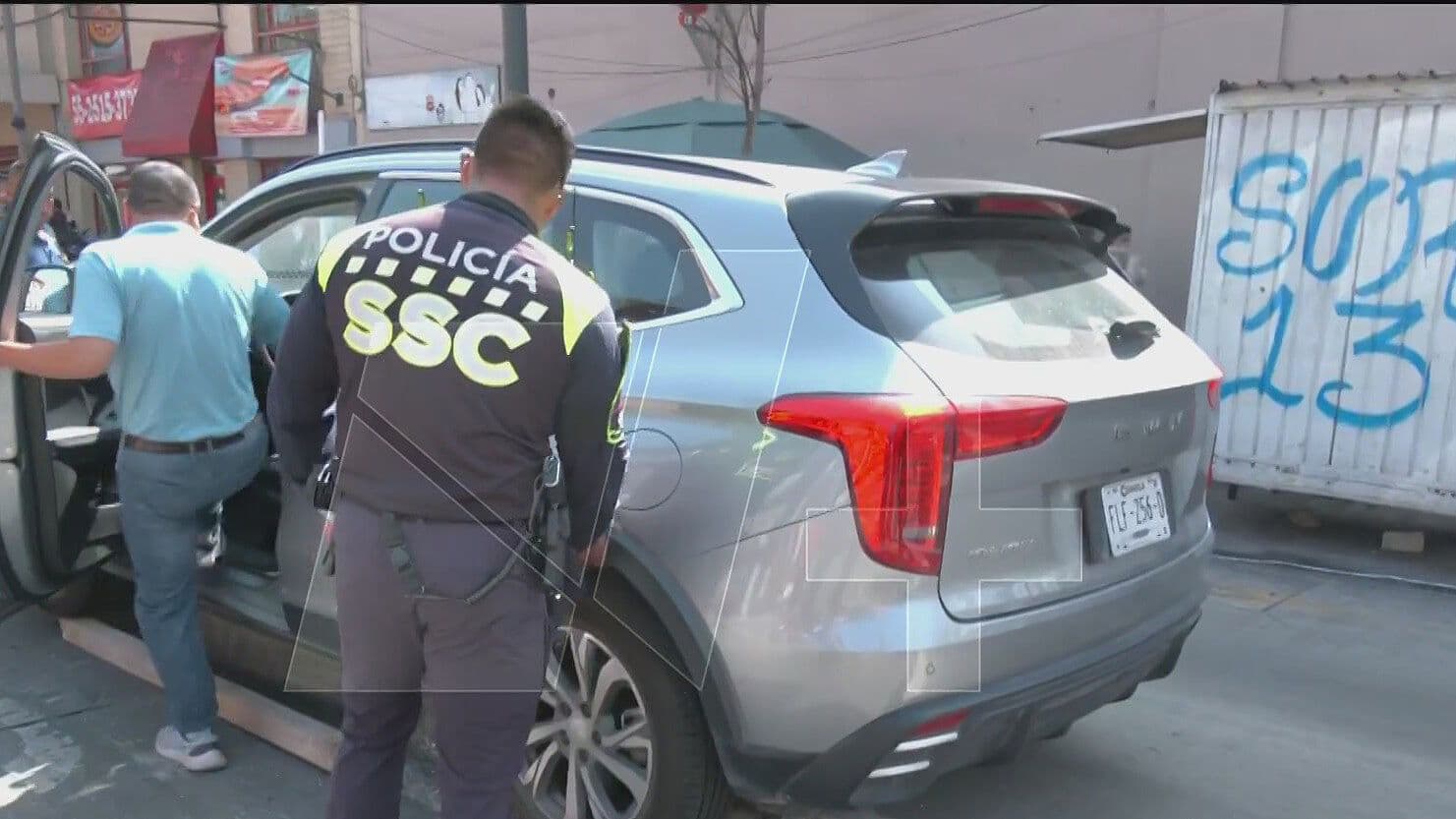Conductor se Confunde y Queda Atorado en Carril del Metrobús en CDMX
