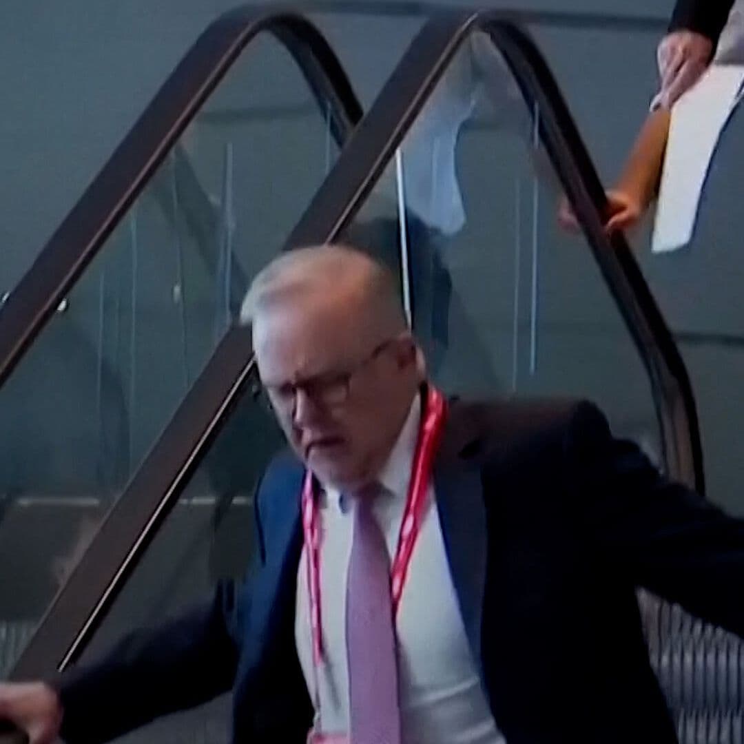 Primer Ministro de Australia Casi Cae de Escalera