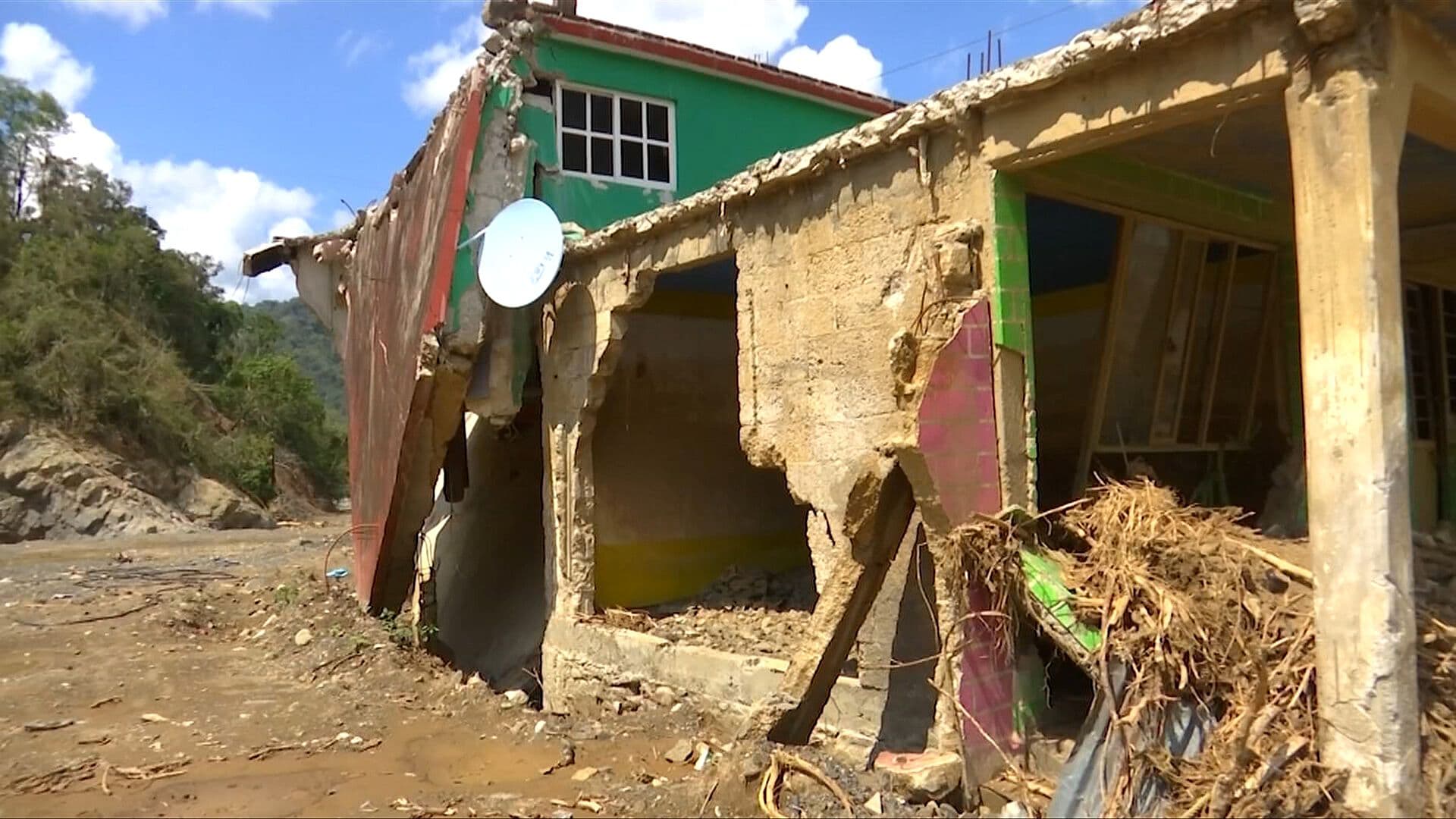 Familias Habitan Casas en Ruinas tras las Intensas Lluvias en Hidalgo