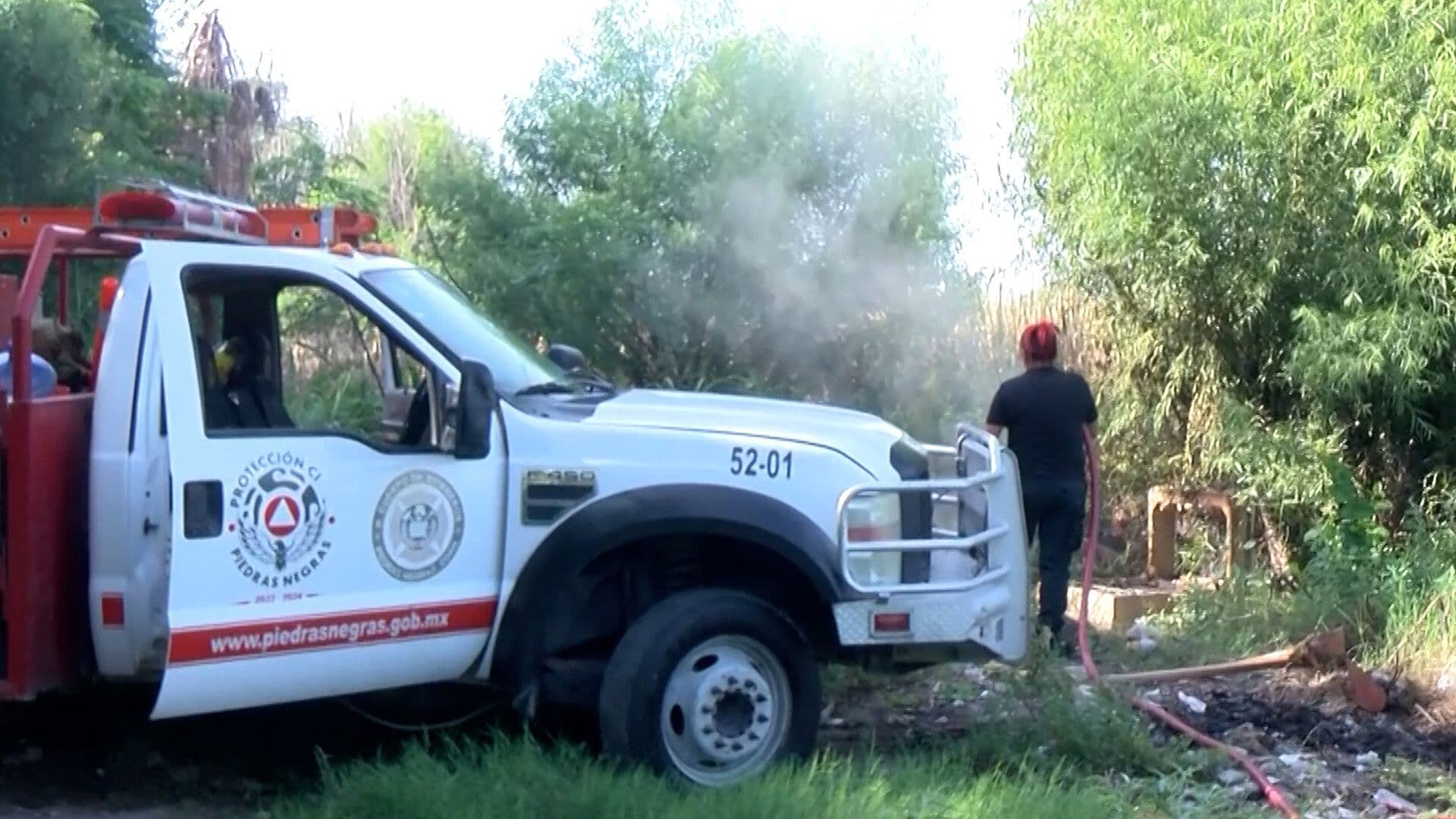 Bomberos Sofocan Incendio de Zacatal y Evitan Daños en Casas en Piedras Negras