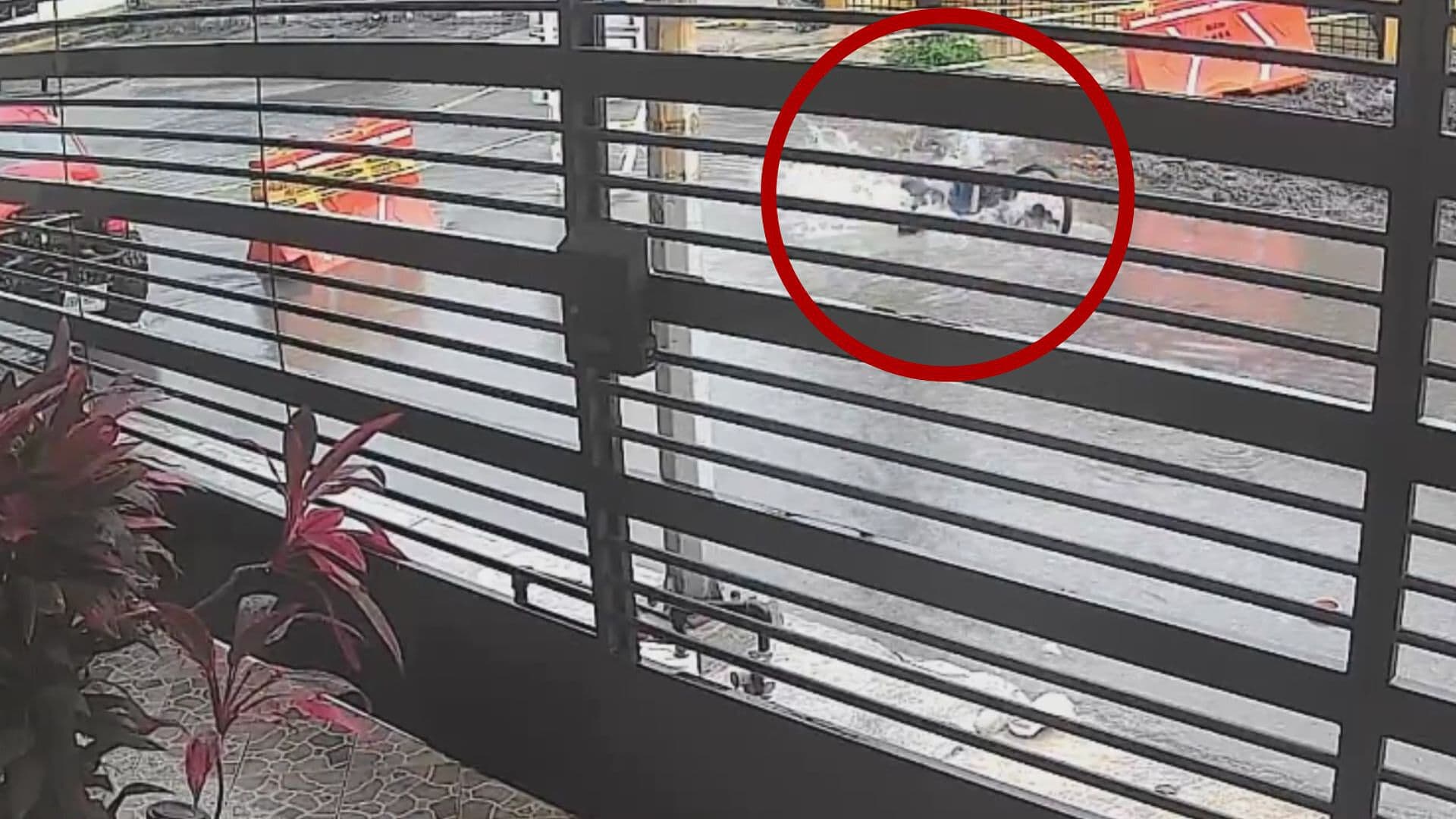 Video: Cae Ciclista en Zanja de Obra Olvidada por AyD en Colonia Madero en Monterrey