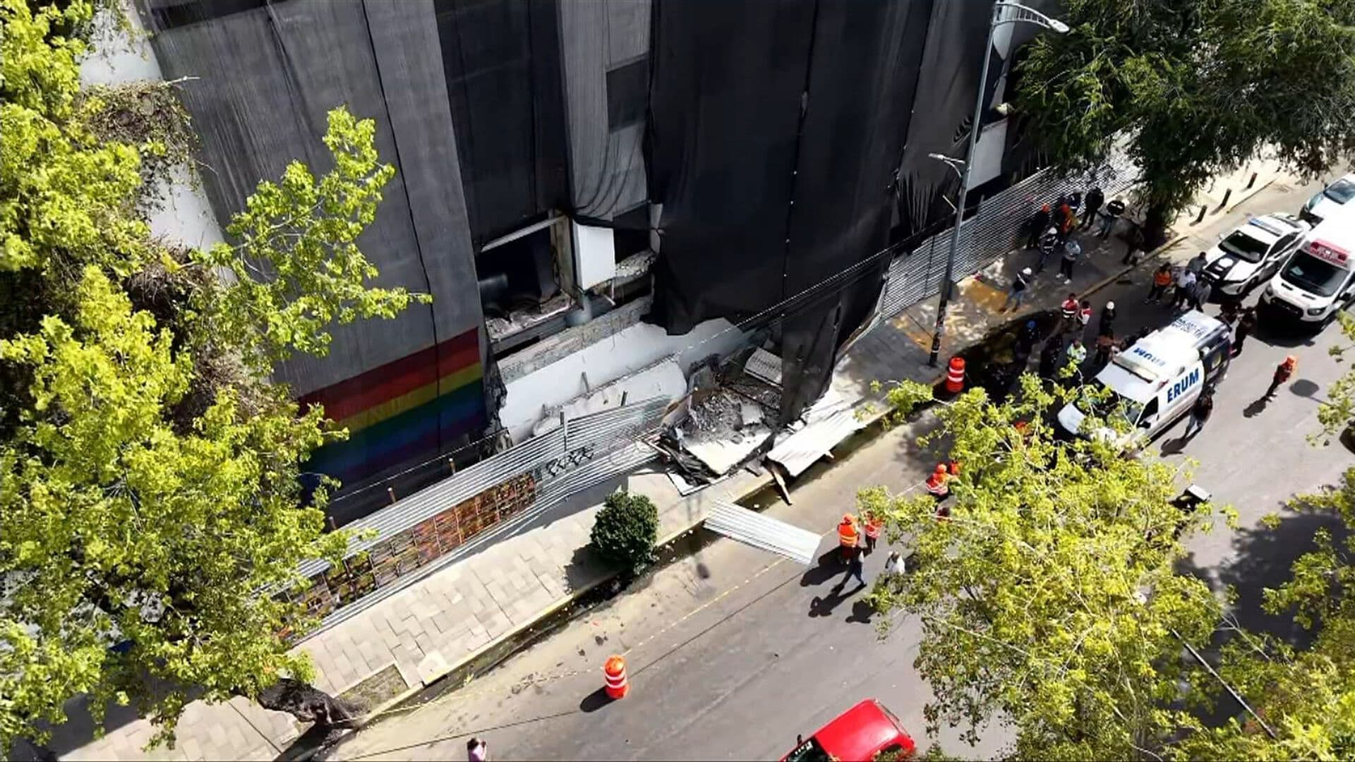 Desde el Aire: Colapsa Estructura en la Fiscalía de CDMX; Peatones se Salvan de Milagro