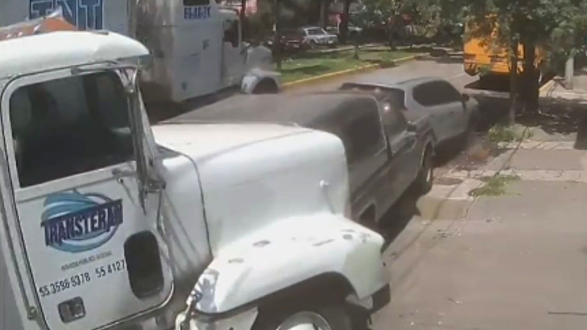 VIDEO: Así Fue el Momento Exacto Trailer Embiste Autos al Quedarse sin Frenos en Naucalpan