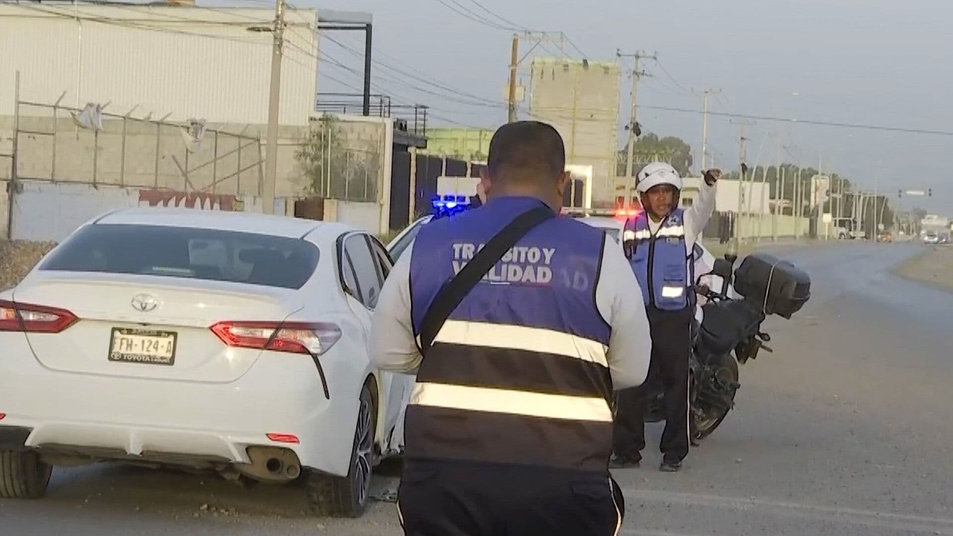 Conductor Derriba Luminaria en Periférico de Torreón; Iba a 130 Km/h