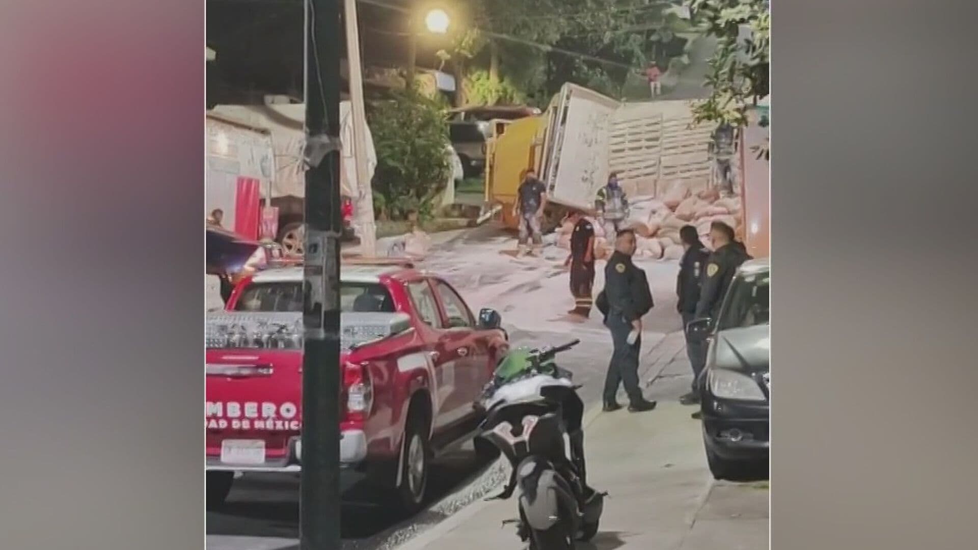 Vuelca Camión con Cal en Col. Belvedere, Tlalpan y Carga Quedó Regada