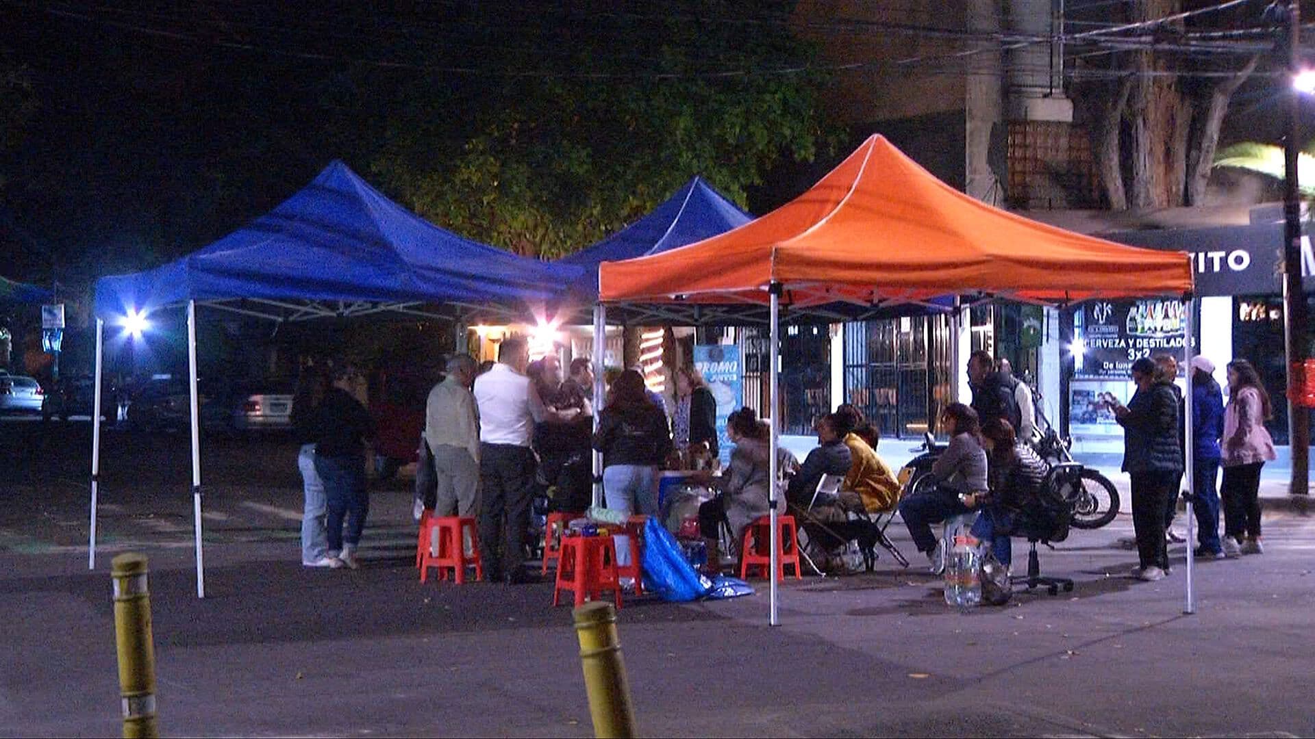 Vecinos de la Colonia Del Valle, Cumplen Dos Noches En un Plantón en Protesta por Casos de Despojo