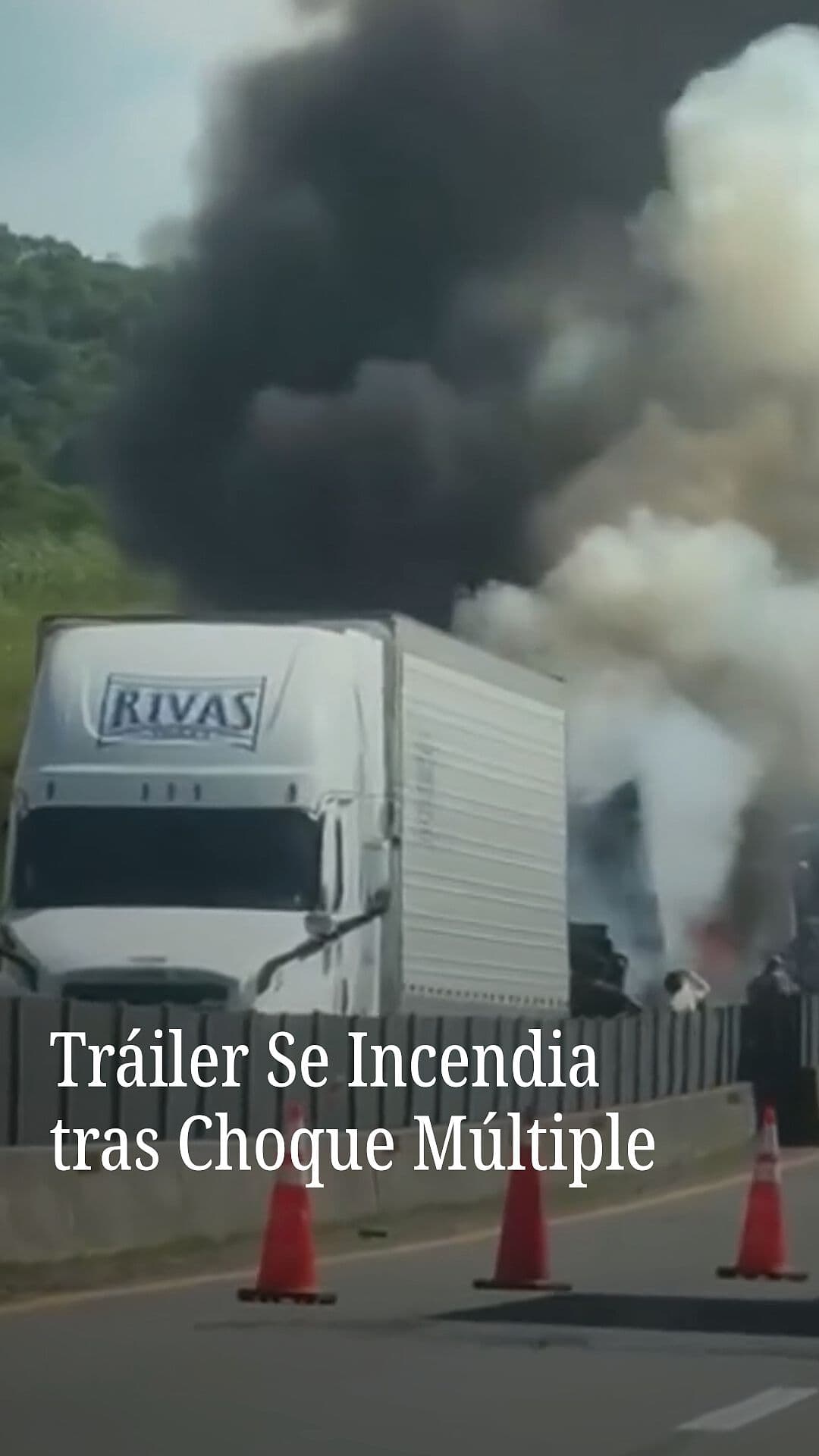 Tráiler Se Incendia tras Choque Múltiple