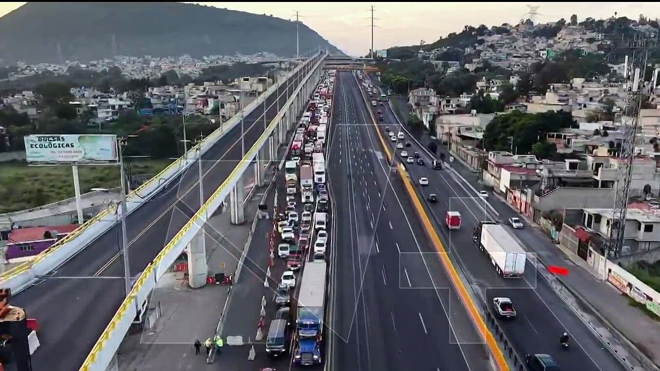 ¿Qué Pasó en la México-Puebla Hoy? Caos Vial por Volcadura de Tráiler
