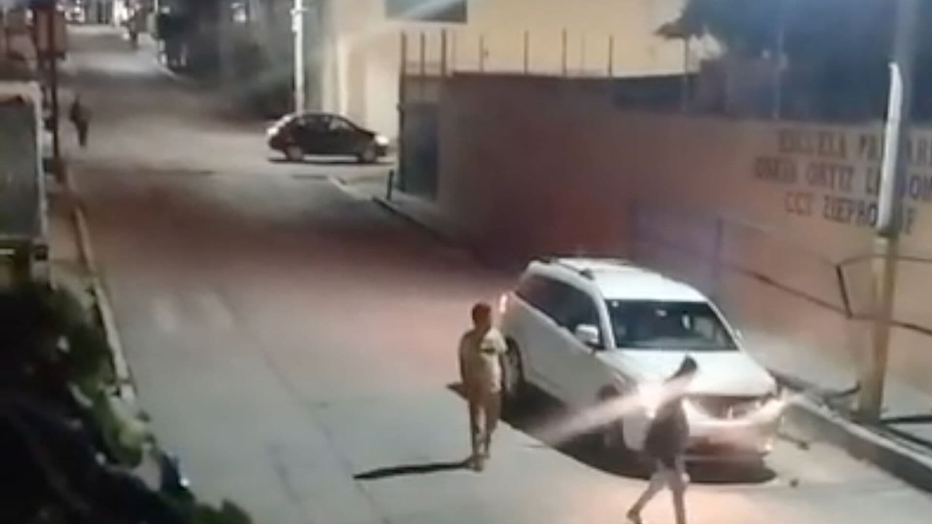 Conductor Derribó la Reja de una Primaria en Puebla con su Camioneta y se Dio a la Fuga
