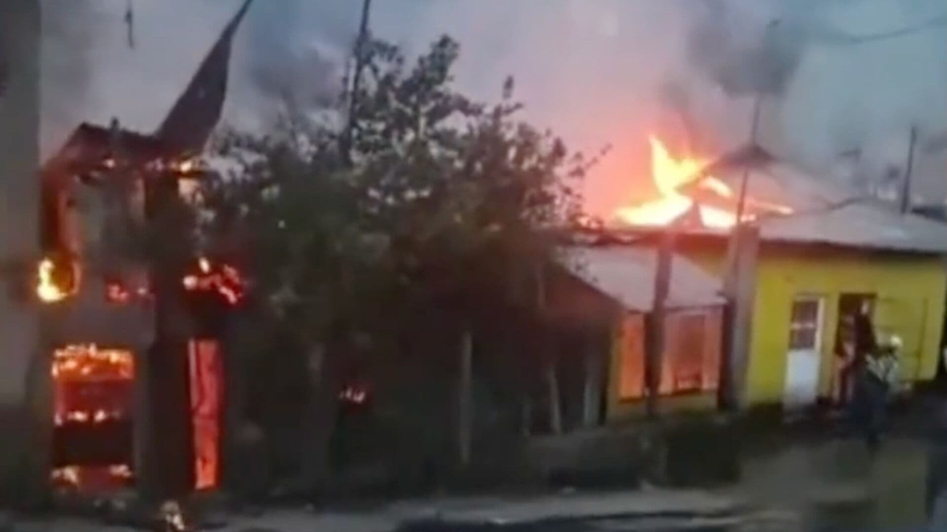Incendio Consume Tres Casas en Guadalupe y Calvo; Vecinos Combaten el Fuego a Cubetazos