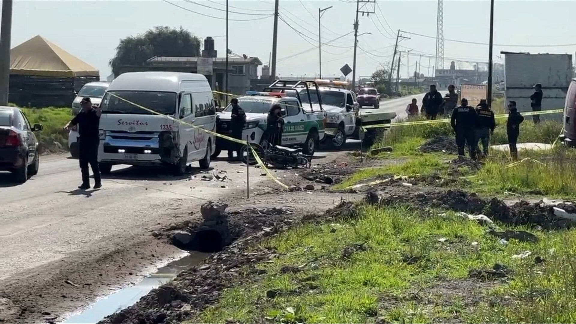 Un Motociclista Muere y Una Mujer Resulta Herida tras Choque con Combi en Almoloya de Juárez