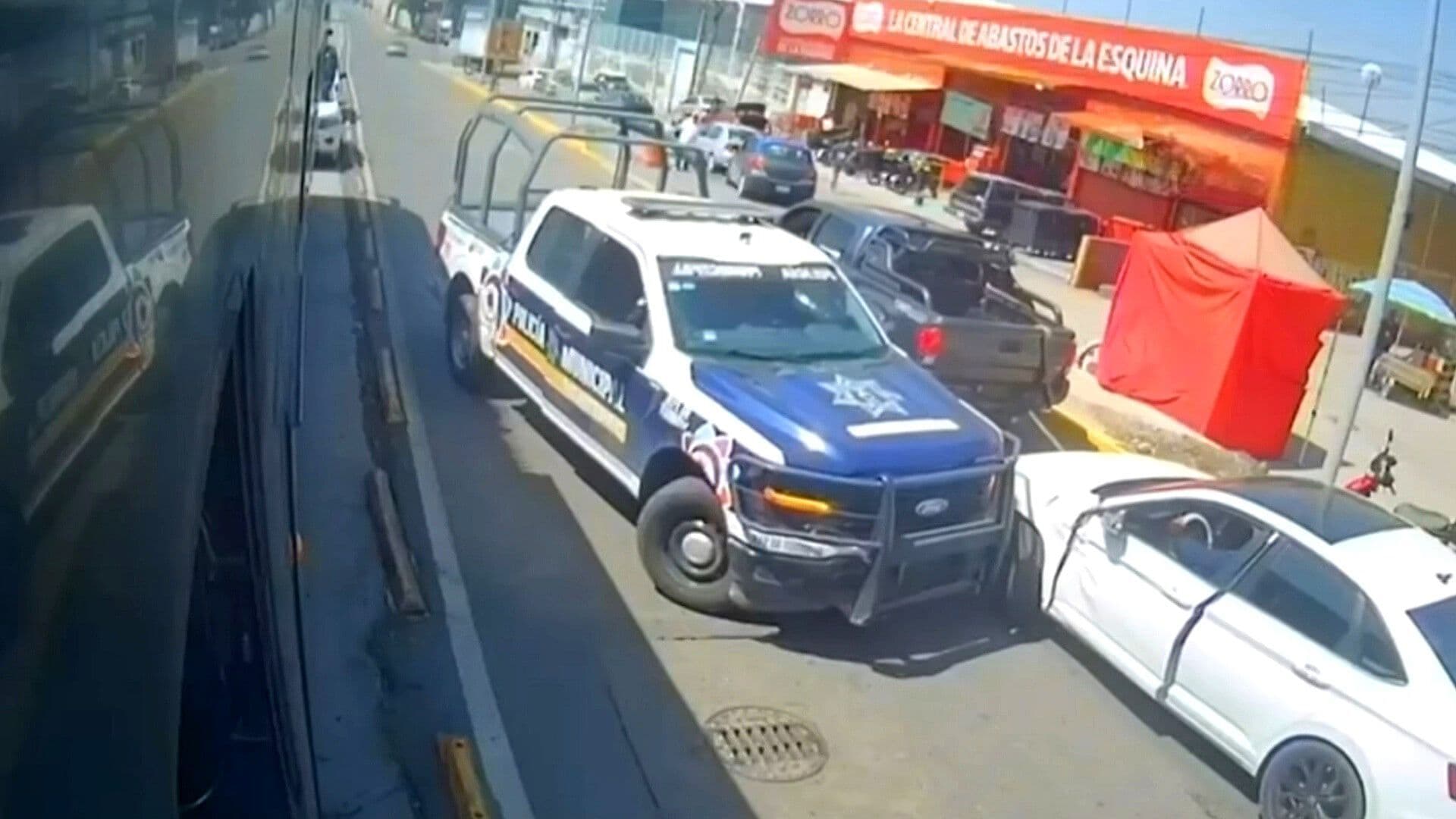 VIDEO: Así Detuvieron a Hombre por Chocar Patrulla y Agredir a Policía en Ecatepec, Edomex