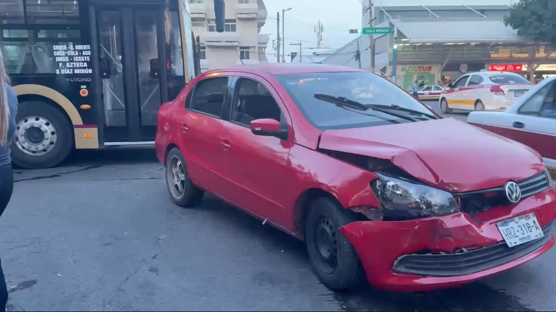 Camión Ulúa Choca Contra Auto en Veracruz Una Pasajera Resultó Lesionada