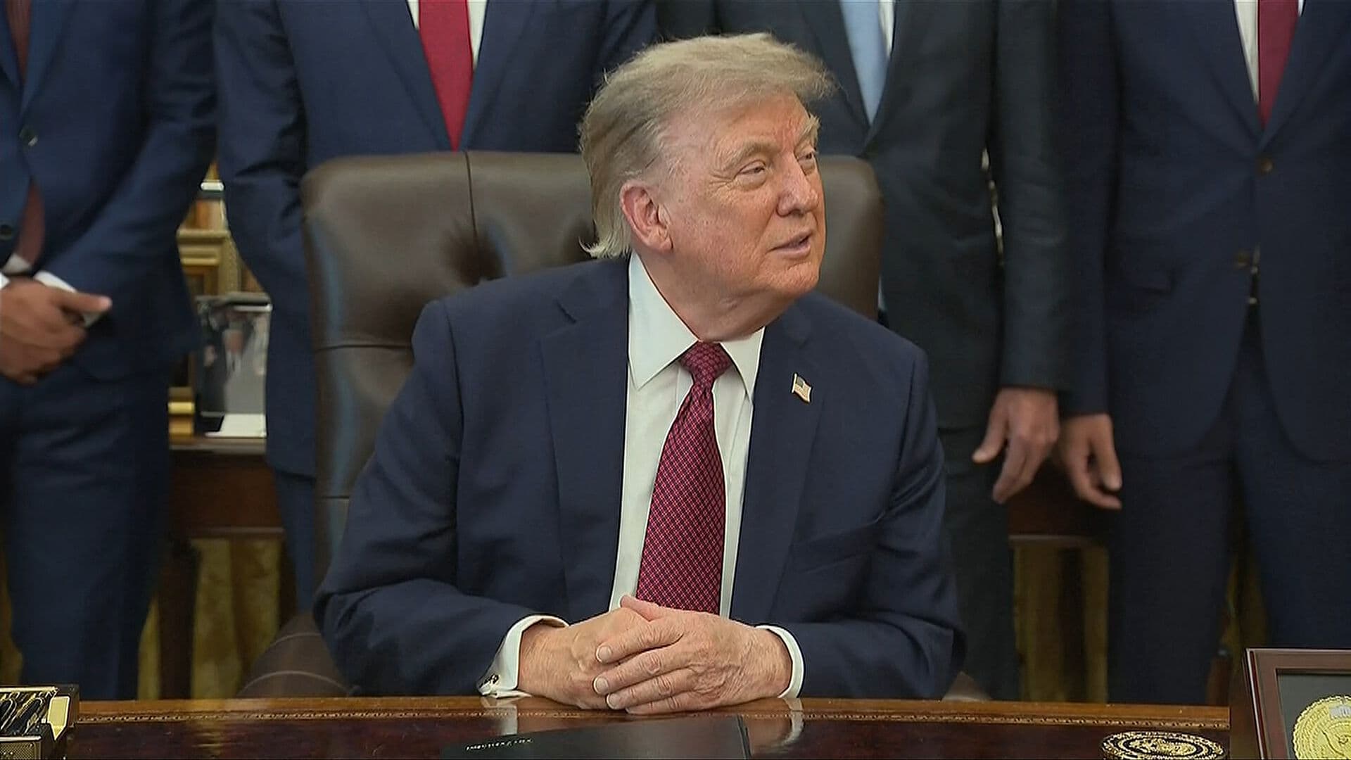 En Tono Irónico Trump Amenaza con Imponer Aranceles a México por Lechugas y a Canadá por Humo