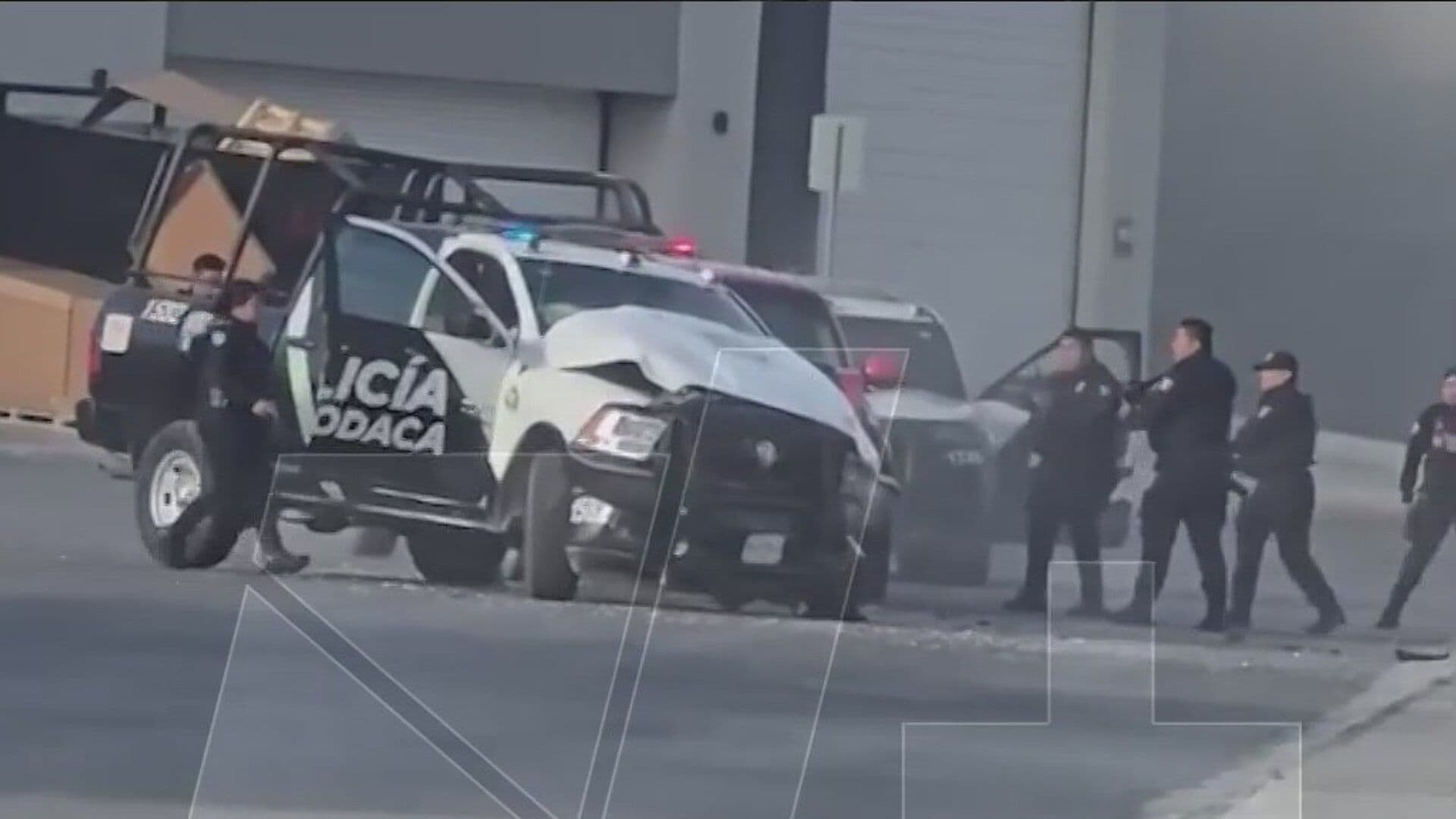 Choca, Destroza Entrada de Centro Comercial y Huye; Lo Detienen Tras Otro Accidente en Apodaca