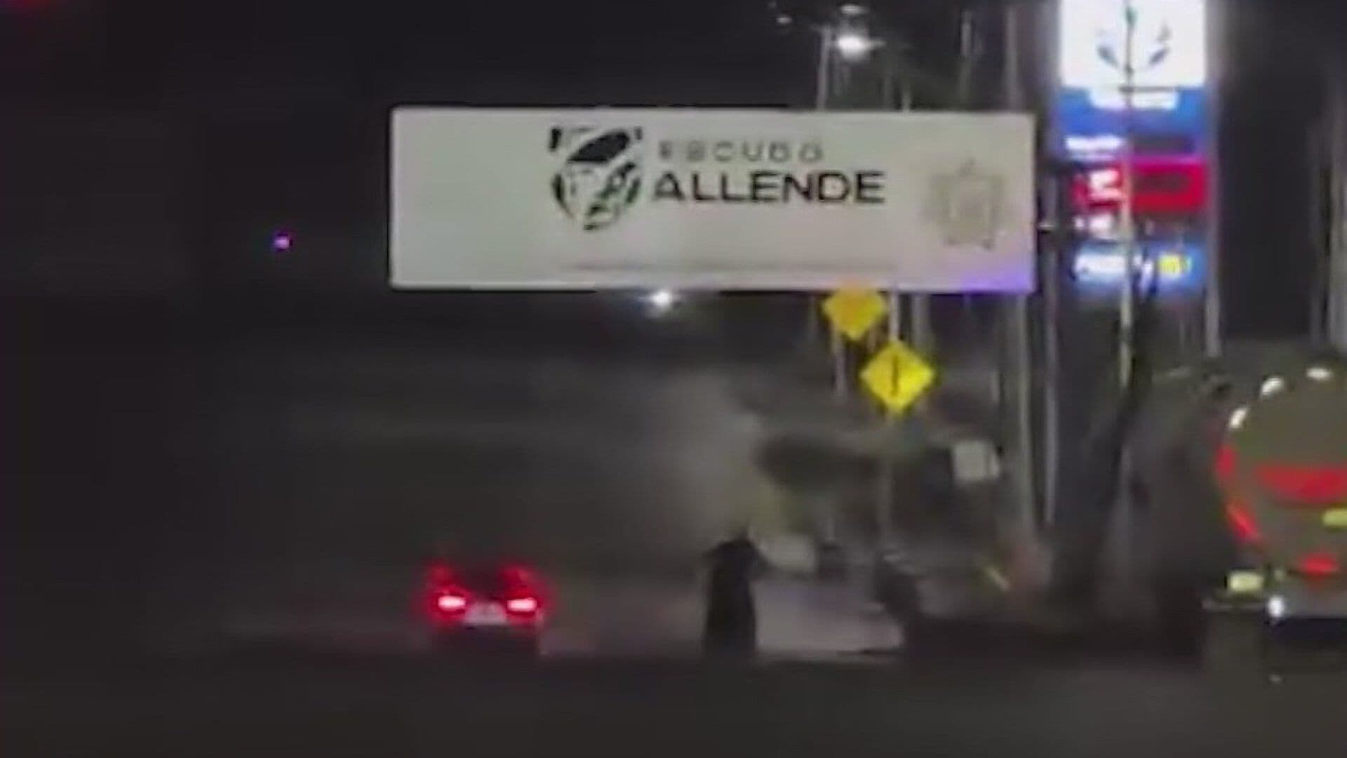Hacen “Carreritas” Automovilistas y Motociclista en Carrera Nacional, Allende, NL