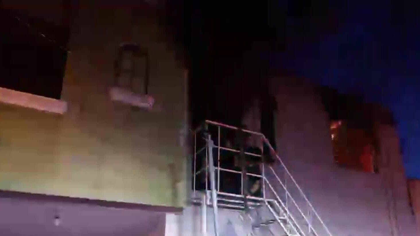 Reportan Incendio en una Casa de Guadalajara; Mujer Logra Salir con Vida