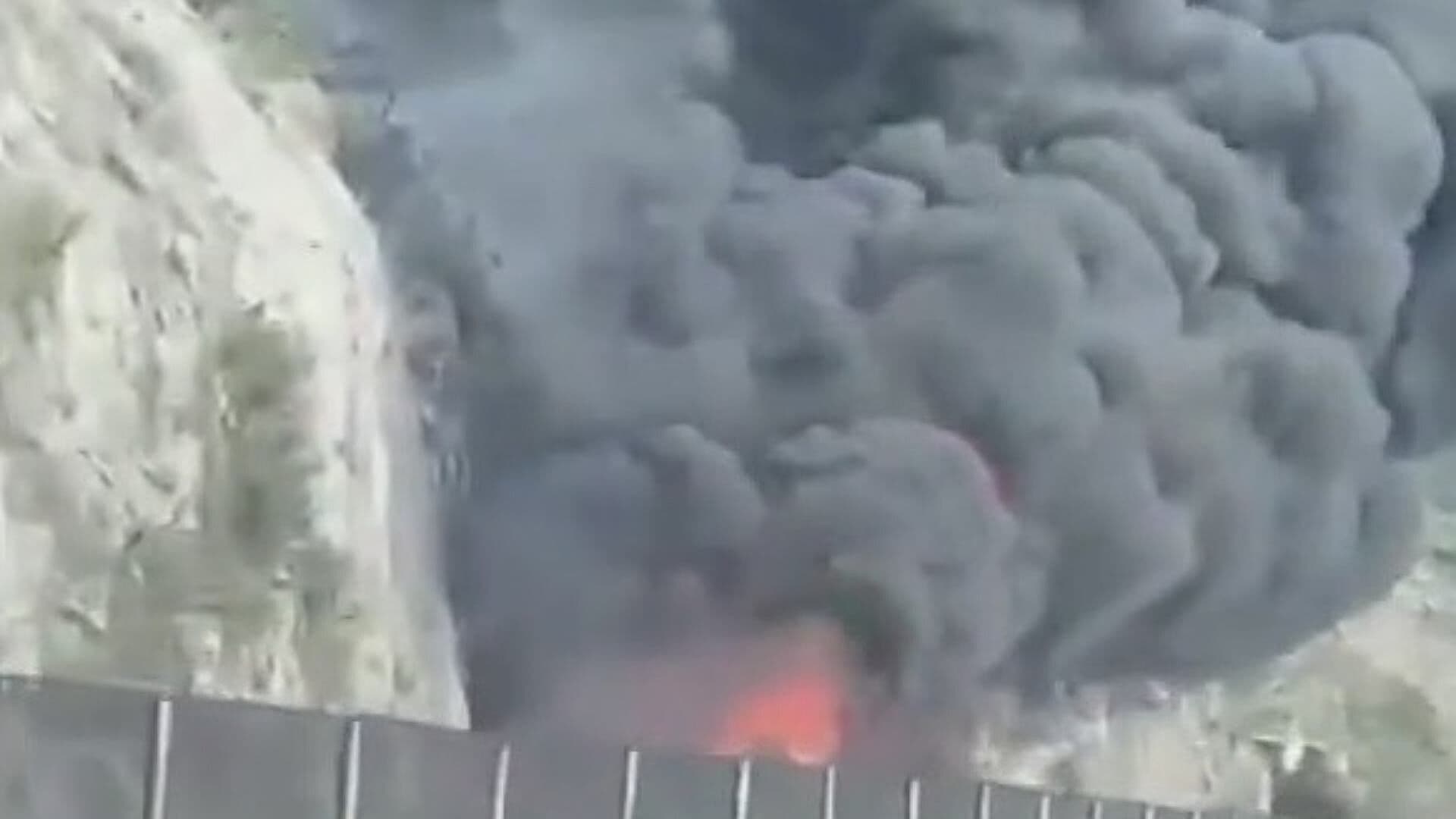 Chocan ,Se Incendian 3 Tráileres y Camioneta en Carretera 57