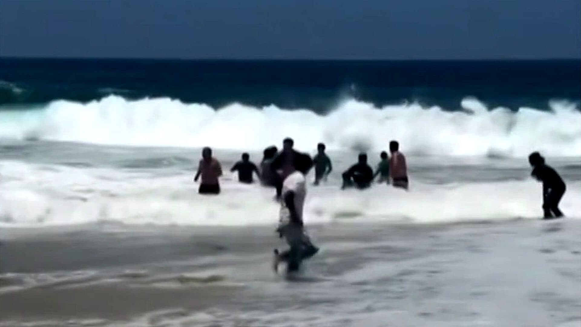 Mujer Murió Arrastrada por Fuerte Oleaje en Playa Luces del Mar, Acapulco