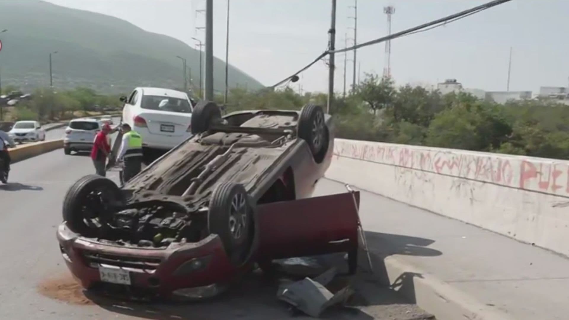 Conductor Resulta Herido tras Volcar en la Colonia San Martín en Escobedo, Nuevo León
