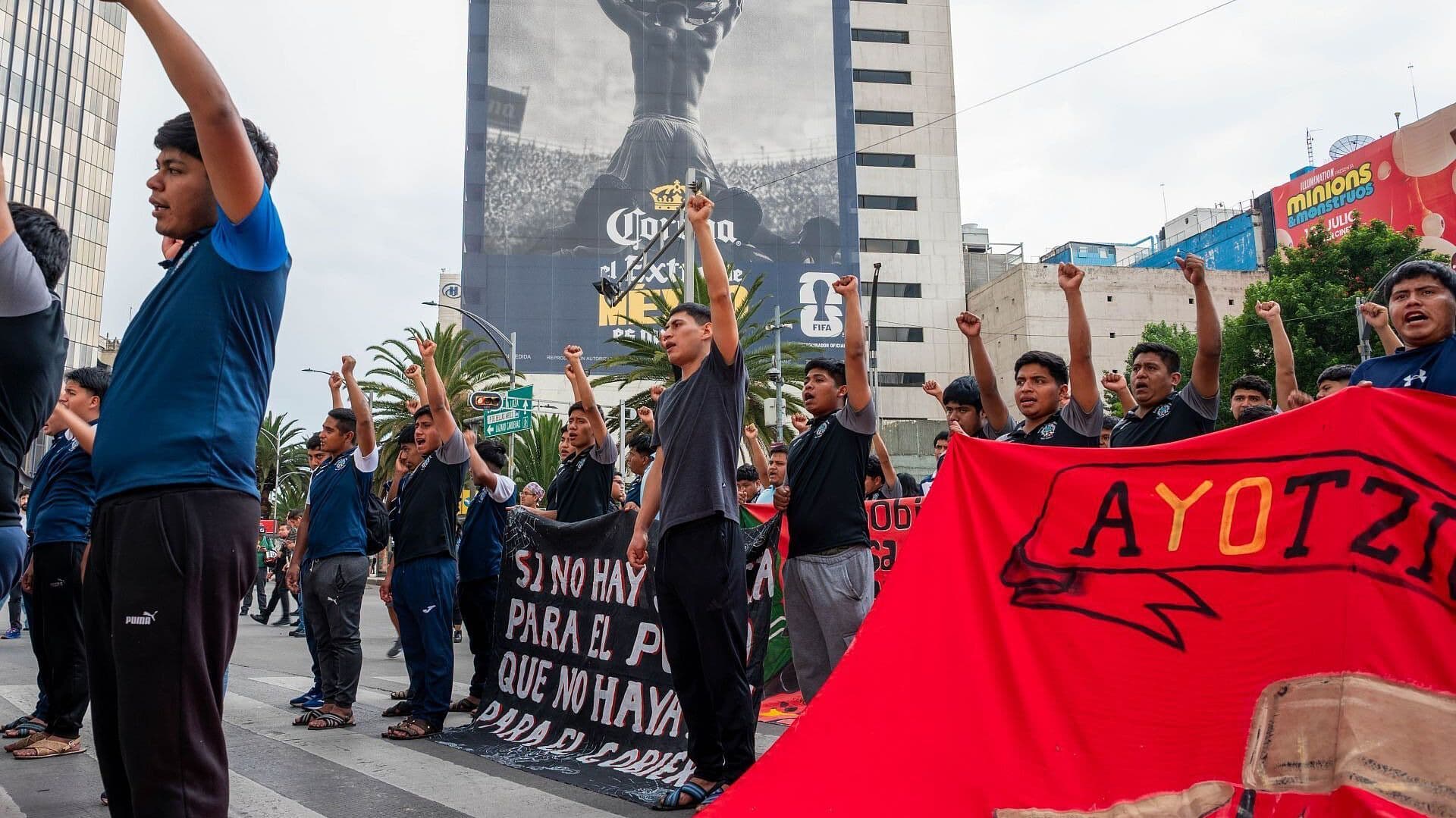Familiares de Ayotzinapa Marcharon por Justicia en Paseo de la Reforma, CDMX