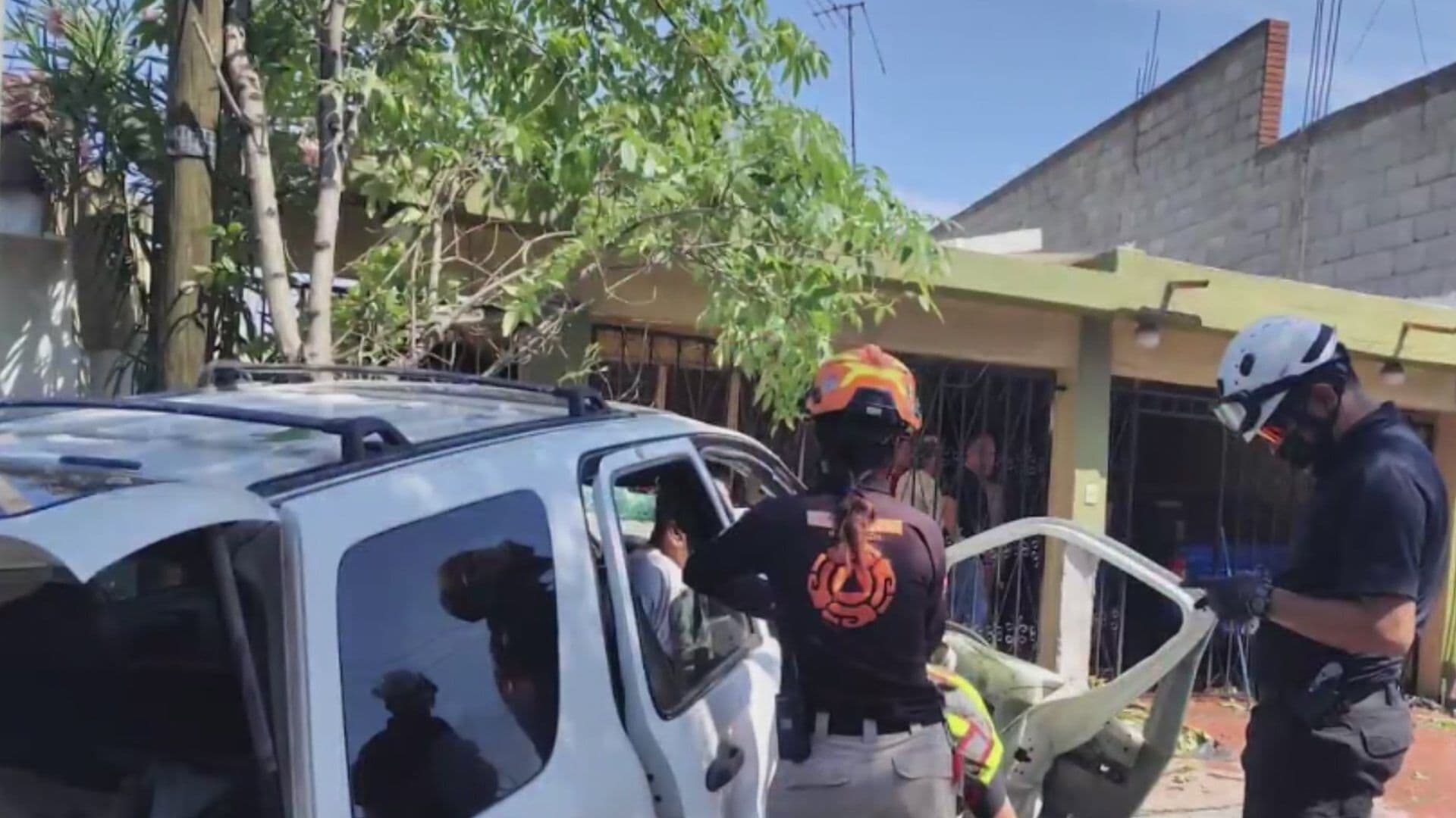 Conductor Pierde el Control y se Estrella contra Casa en Monterrey