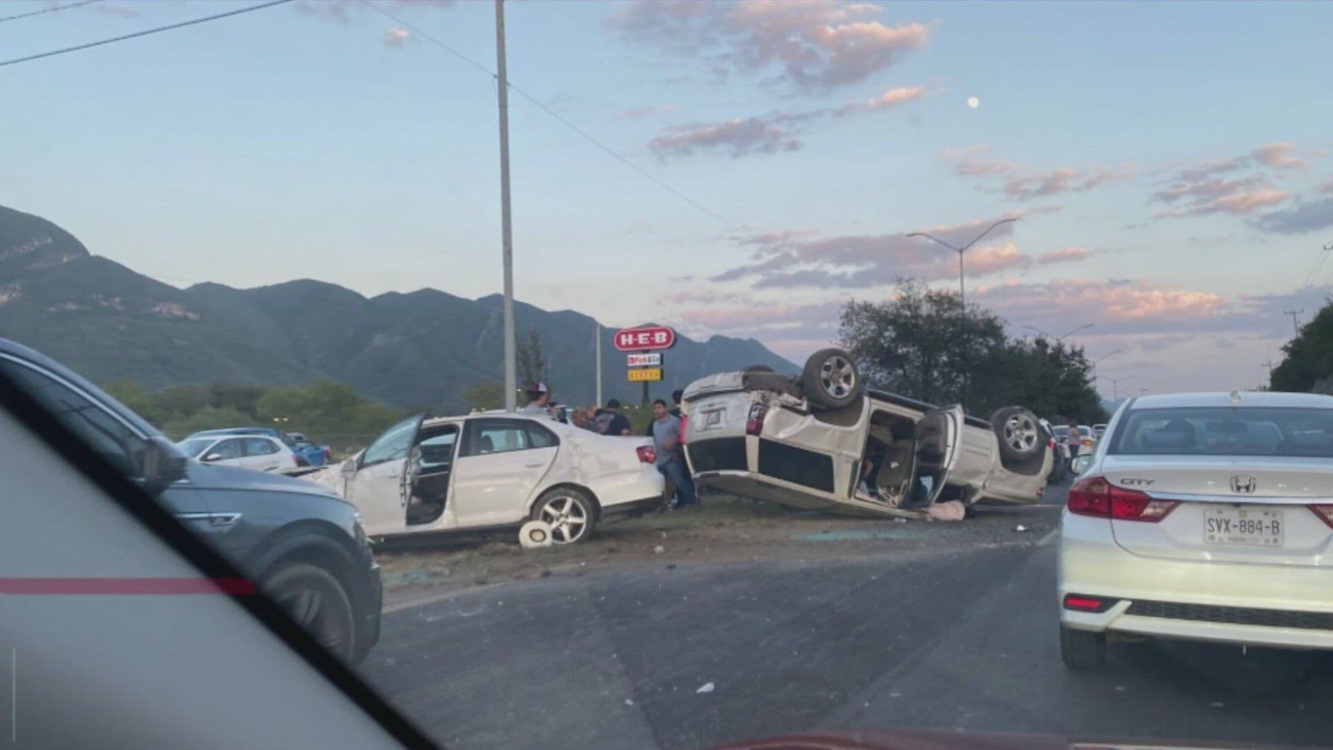 Se Registra Volcadura de Camioneta en Carretera Nacional en Nuevo León