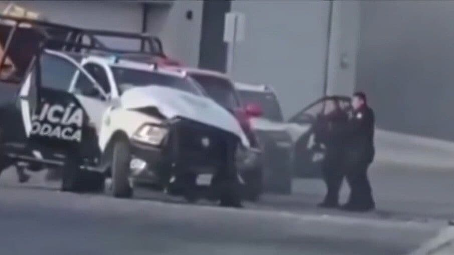 Hombre se Mete a Plaza Comercial con Todo y Camioneta para Evitar ser Detenido