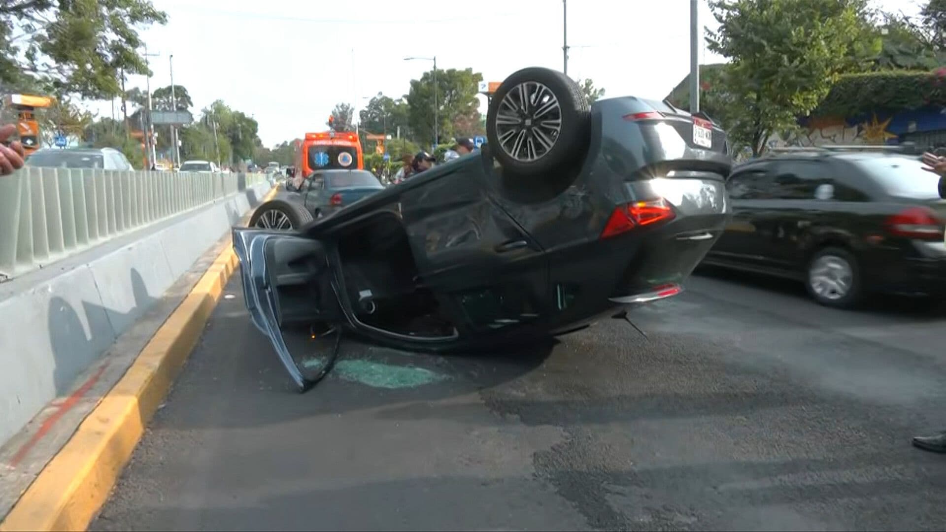Vuelca auto en Parque Lira Hoy: Hay Afectaciones Viales en Esta Zona