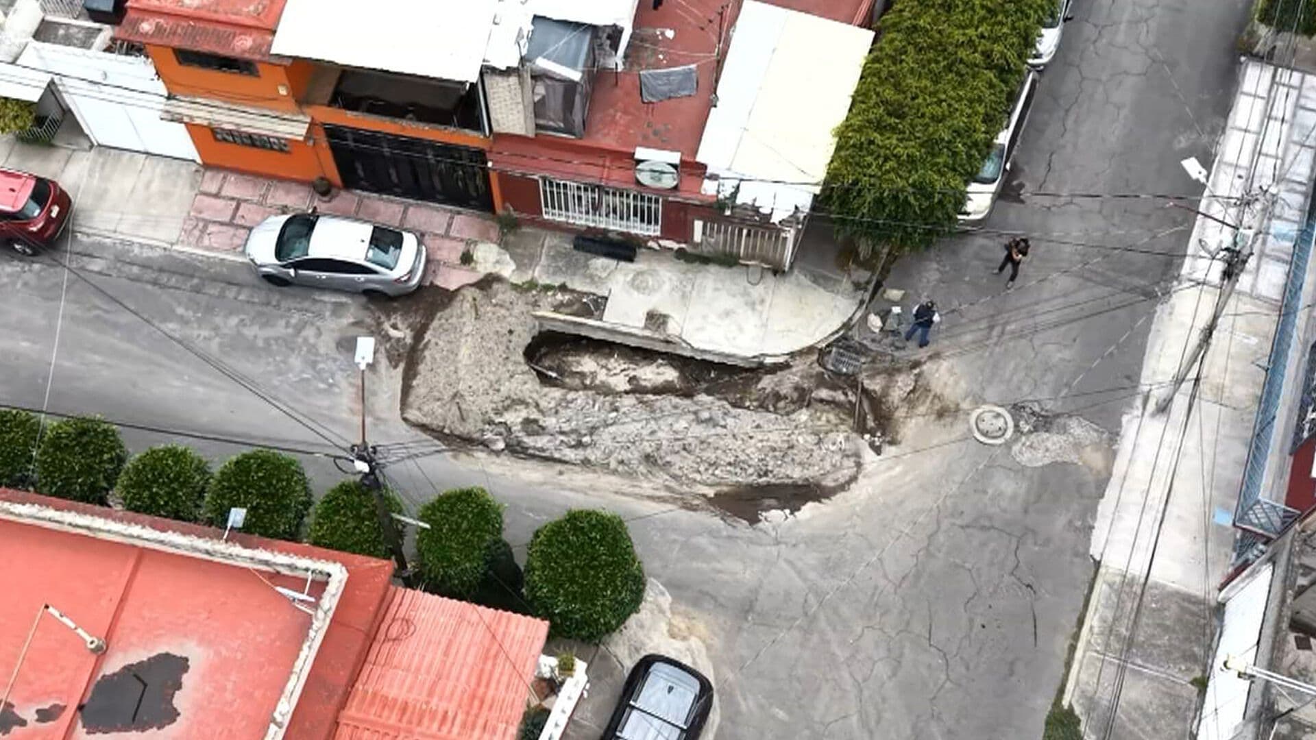 Así se Ve Desde el Aire el Megasocavón en la Colonia Constitución de 1917, Iztapalapa