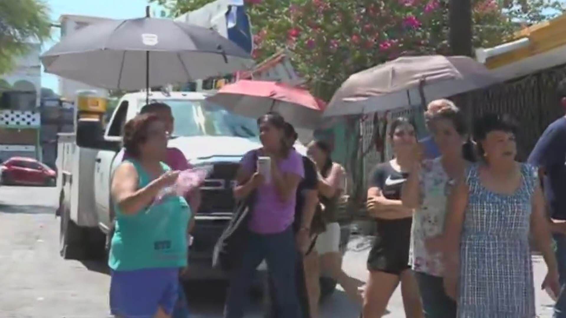 Vecinos Retienen Unidad de CFE; Exigen Les Arreglen la Luz en Col. Independencia