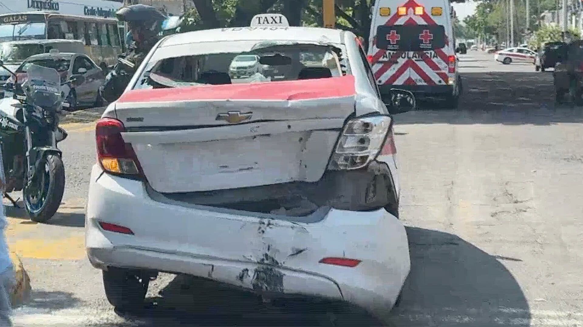 Motociclistas Resultan Lesionados al Impactarse Contra Taxi que Esperaba Cambio de Luz en Semáforo en Veracruz