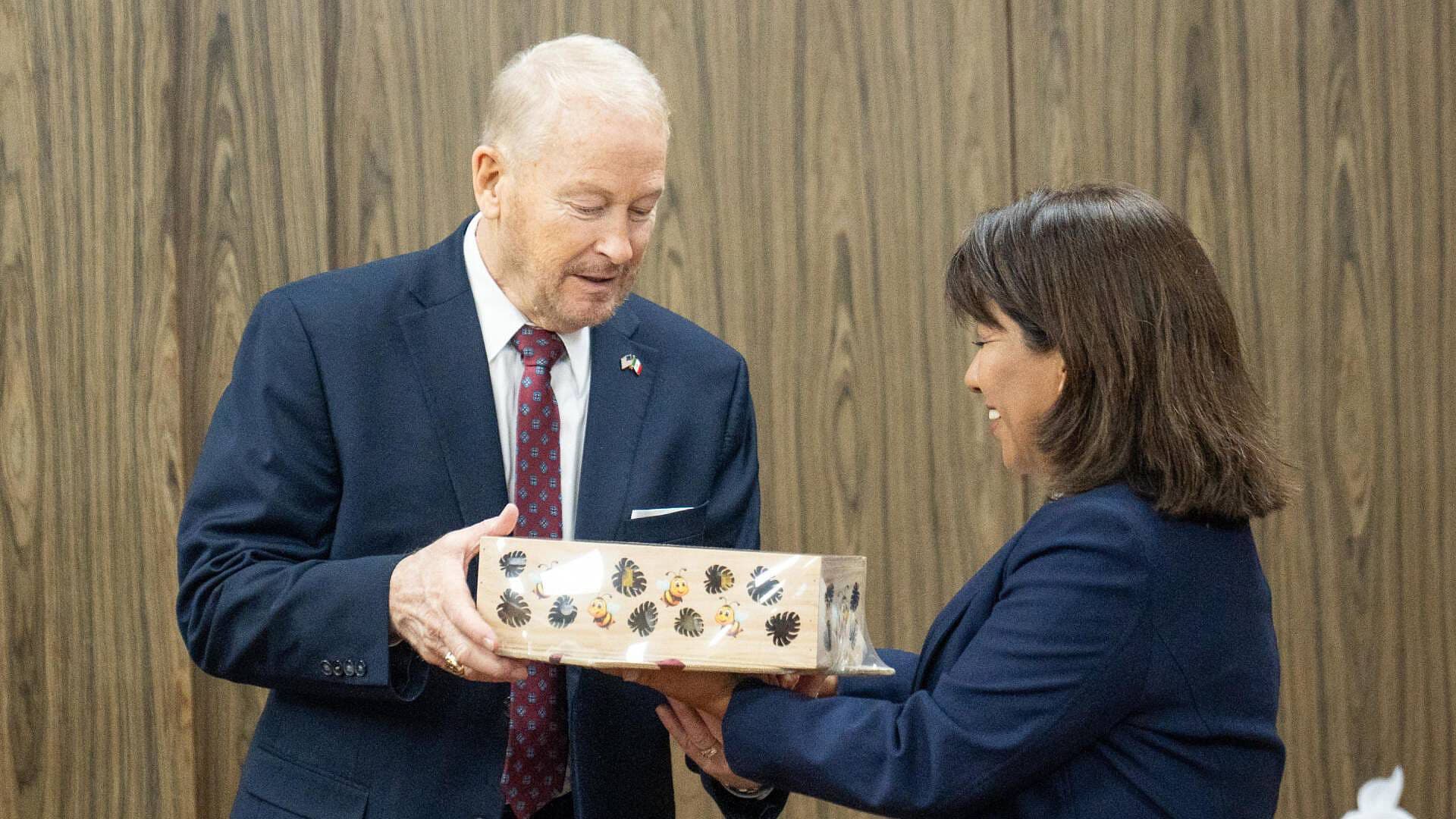 Secretaria de Agricultura se Reúne con Embajador de EUA en México, Ronald Johnson