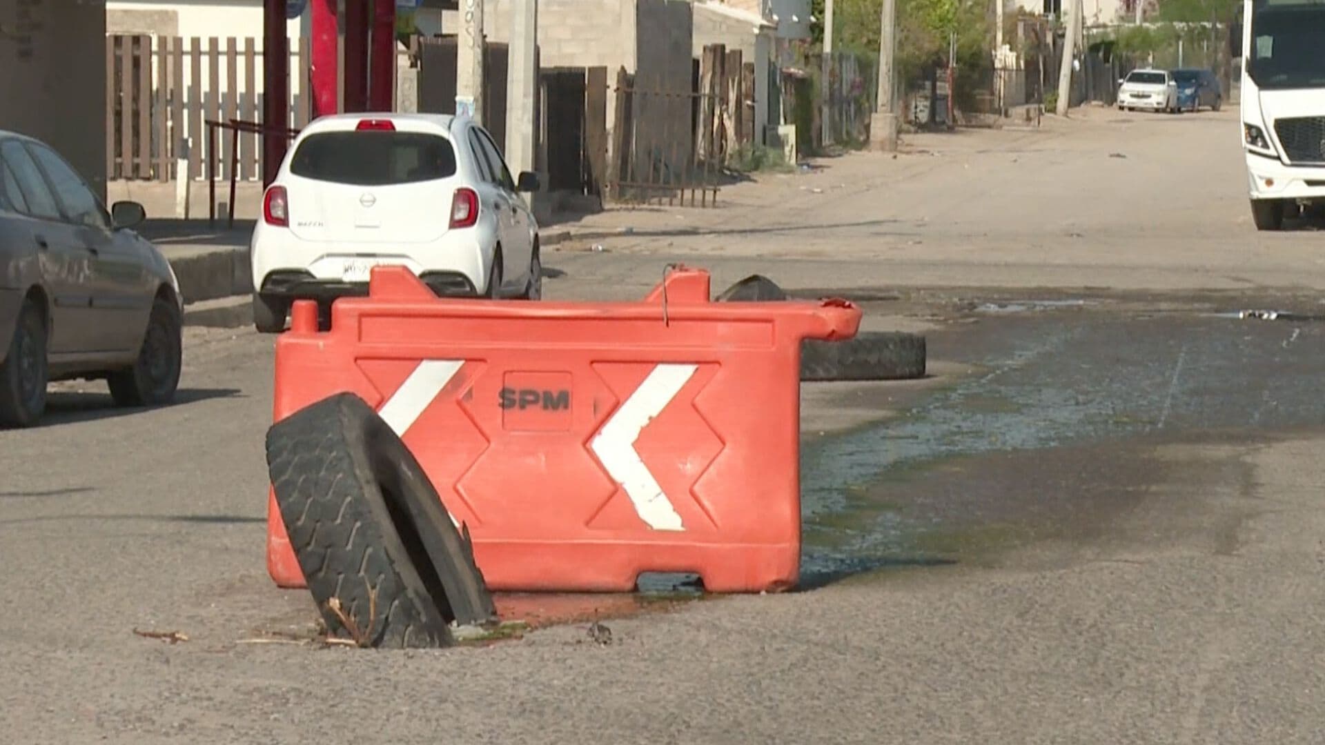 Fuga de Drenaje Causa Baches en Colonia Palo Verde de Hermosillo