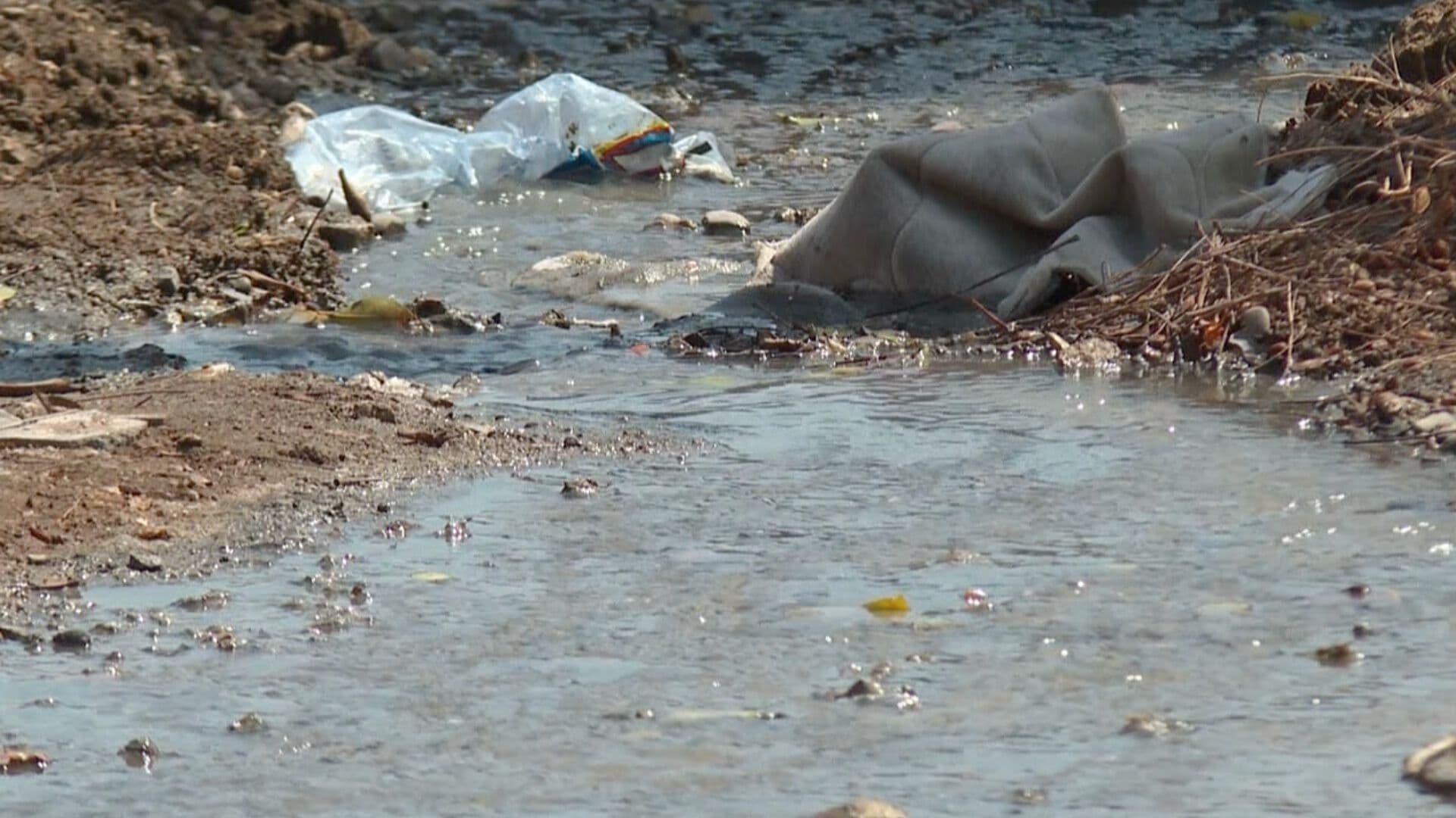 Vecinos Denuncian Fuga de Drenaje en Colonia La Matanza de Hermosillo