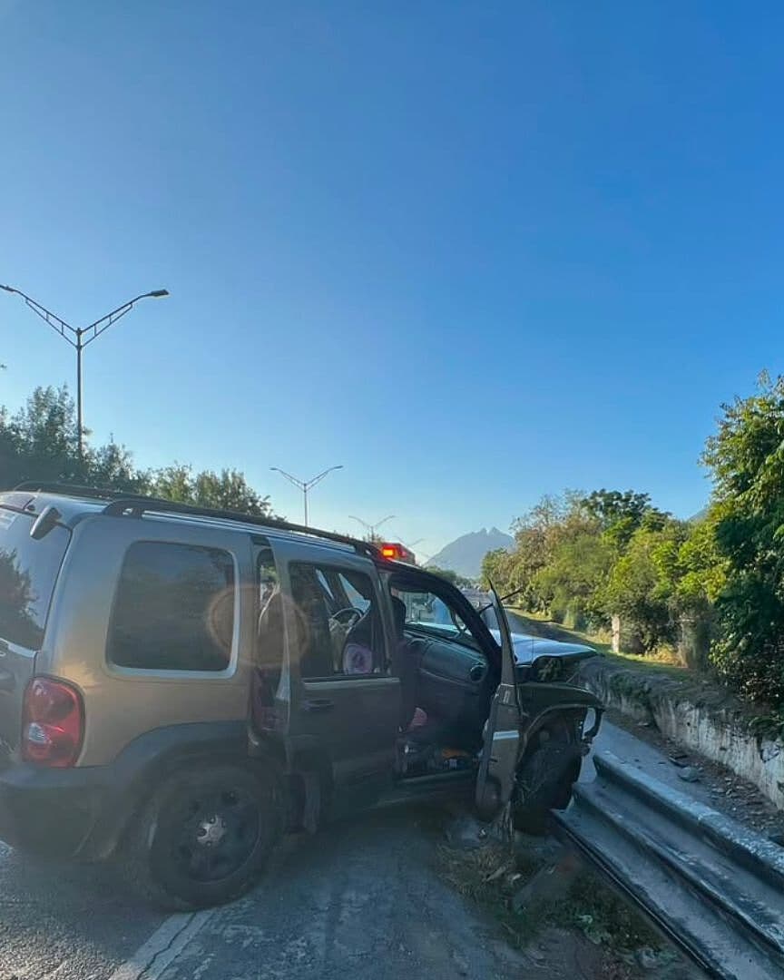 Choque Deja Dos Heridos en Carretera Nacional en El Barro, Nuevo León