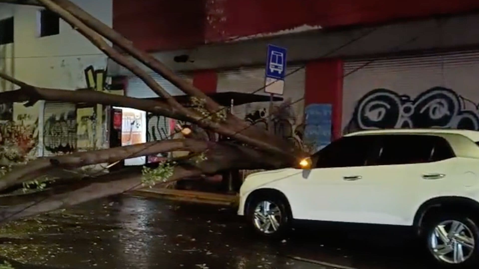 Fuerte Lluvia con Granizo se Registra en la ZMG; Así Lucen las Calles