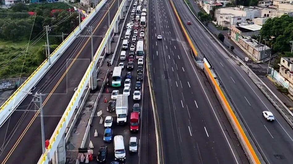 ¿Qué Pasó en la México-Puebla Hoy? Hombre Pierde la Vida tras Volcadura