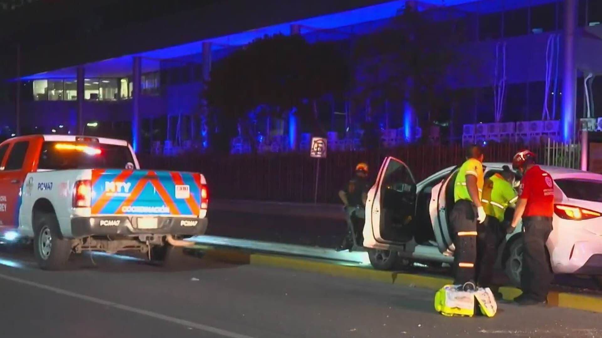Choca y Provoca Volcadura de Otro Carro en Av. Constitución
