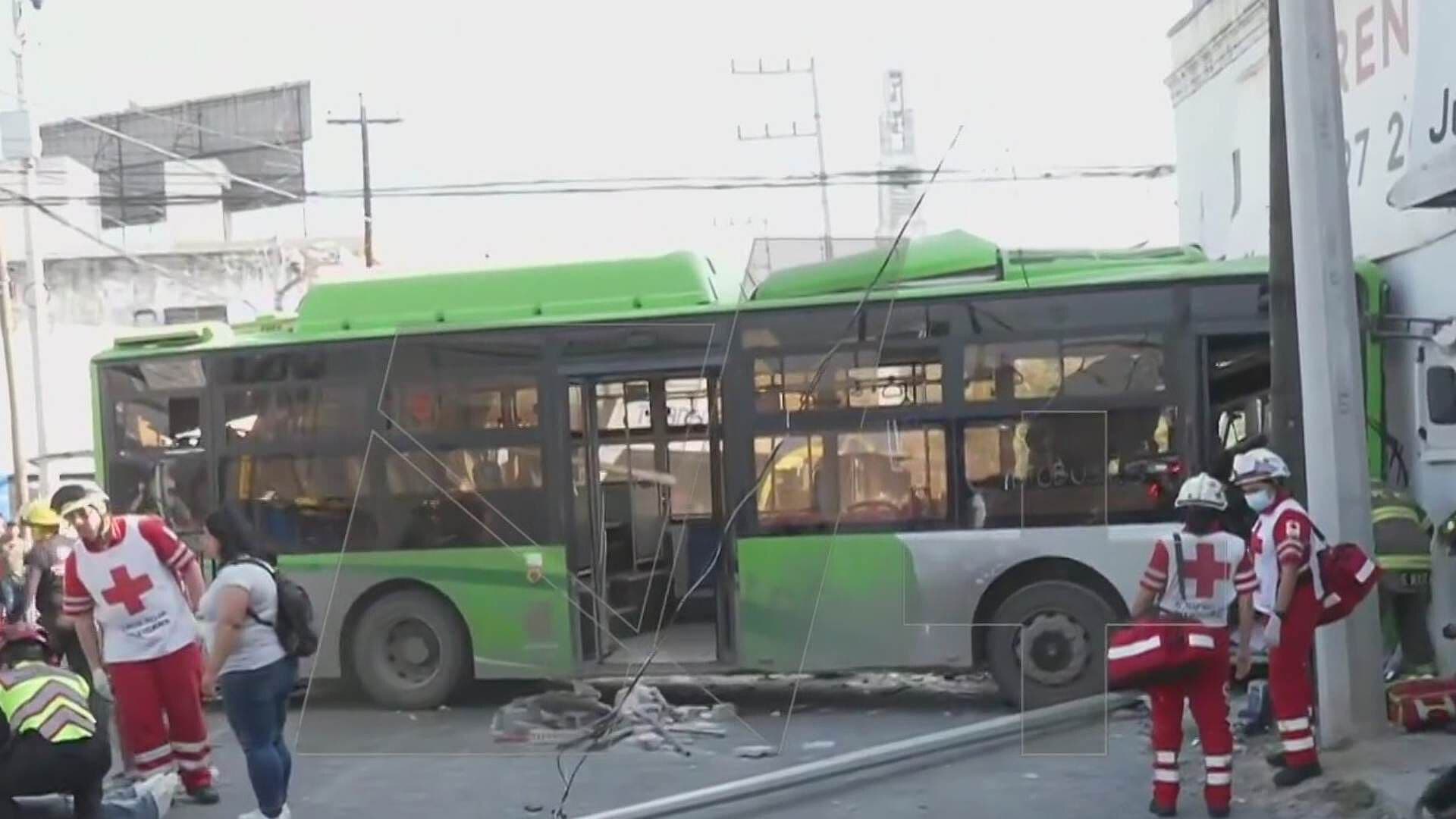 Choque de Autobús y Camión Urbano Deja Más de 10 Heridos en Calle Artega y Villagrán en Monterrey