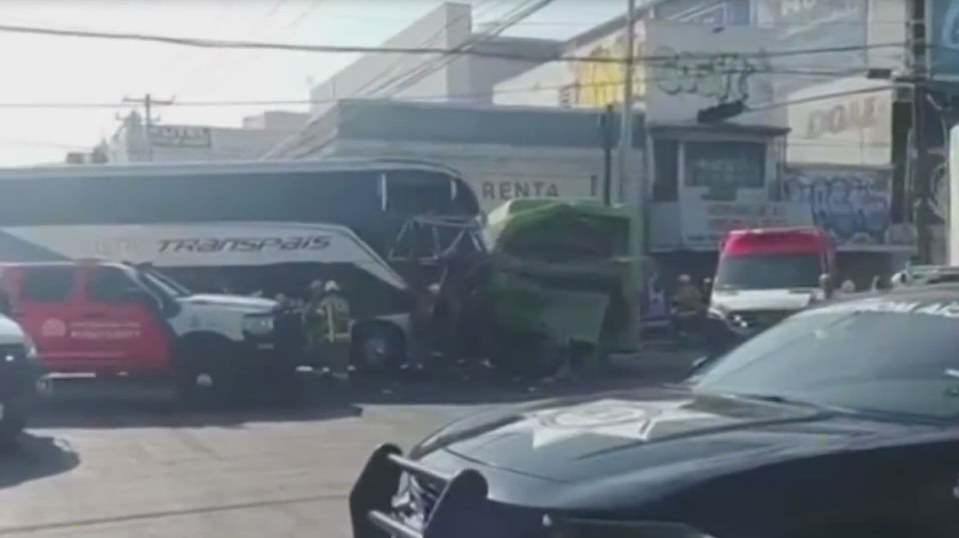 Aparatoso Choque en Monterrey deja 10 Lesionados; Una Víctima Quedó Prensada
