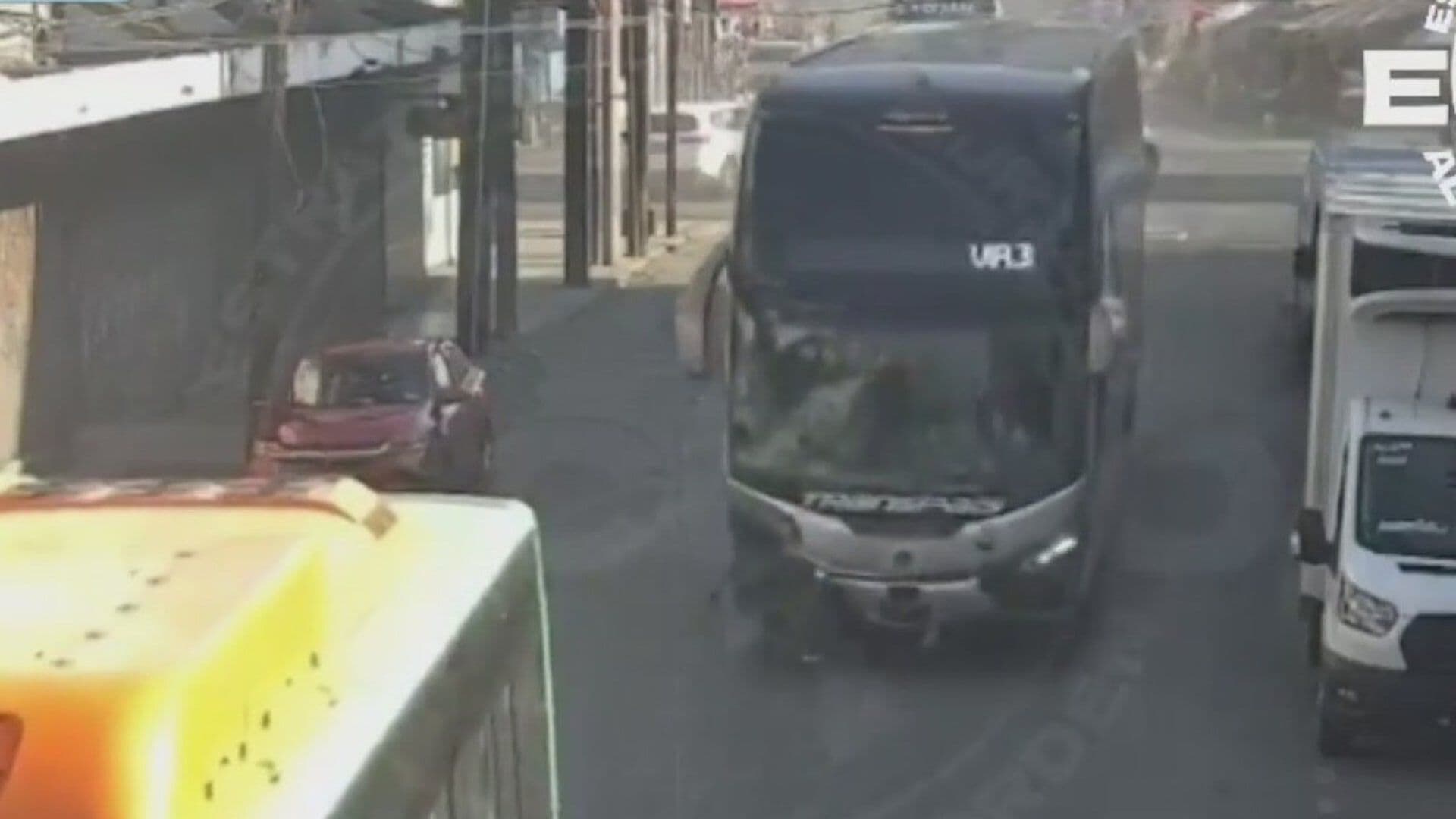Video: Momento Exacto de Choque entre Camiones que Dejó 10 Heridos en el Centro de Monterrey