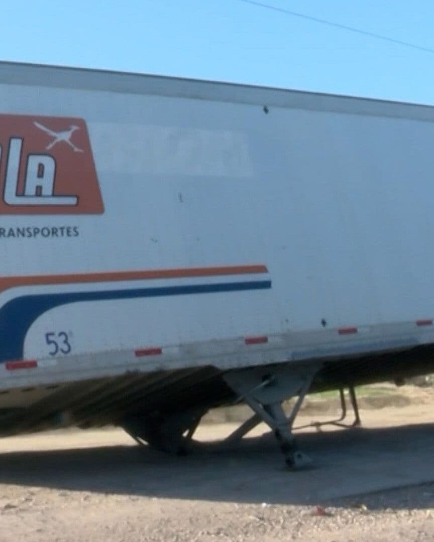 Tráiler se Hunde por Deterioro del Pavimento en Villa de Fuente en Piedras Negras