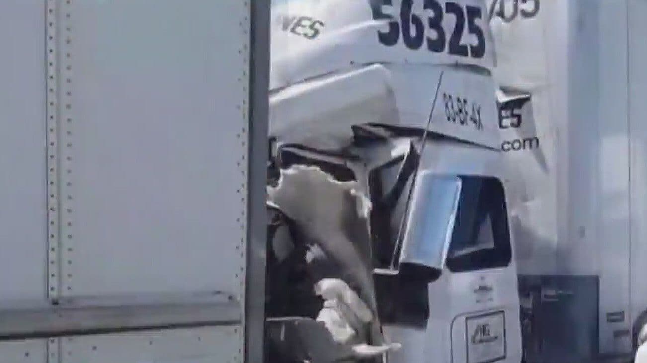 Choca con caja de Tráiler y queda Prensado en Sabinas Hidalgo