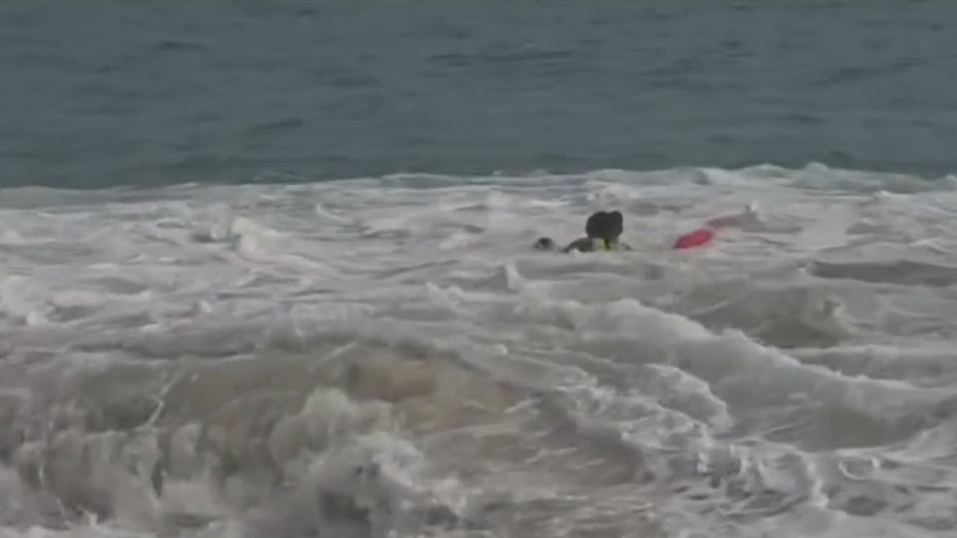 ¿Qué Pasó en Playa El Morro? Salvavidas Rescatan a Turista Arrastrado por Mar de Fondo en Acapulco