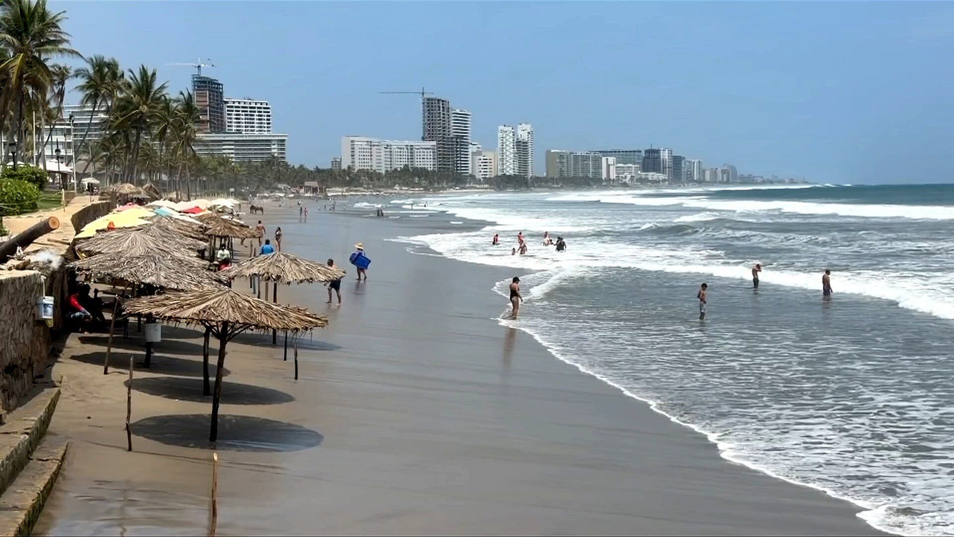 Playa Revolcadero en Acapulco Se Recupera y Vuelve a Recibir Turismo Tras Huracanes