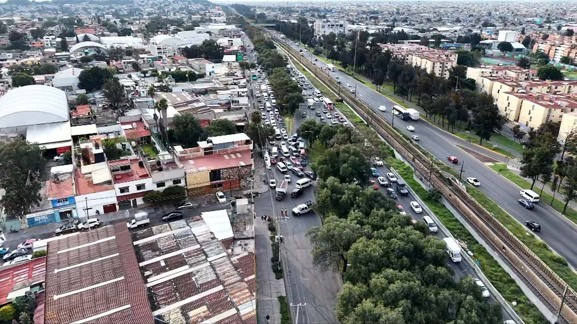 Así se Ve Desde el Aire el Bloqueo en Carriles Laterales de la Calzada Ignacio Zaragoza